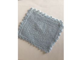 Couverture bleu  de bébé au tricot