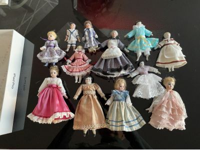 Poupées anciennes habillées