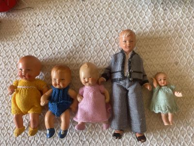 Poupées anciennes habillées