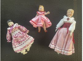 Poupées anciennes habillées