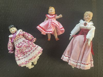 Poupées anciennes habillées