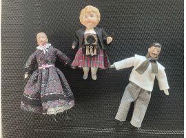 Poupées anciennes habillées