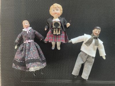 Poupées anciennes habillées
