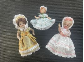 Poupées anciennes habillées