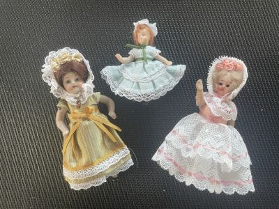 Poupées anciennes habillées