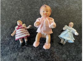Poupées anciennes habillées