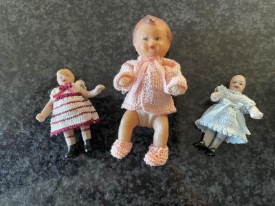Poupées anciennes habillées