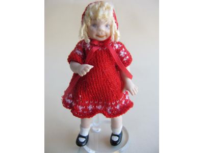 Fillette en robe rouge tricoté