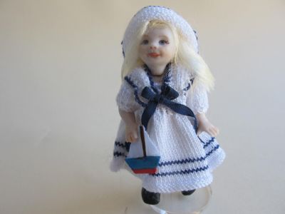 Poupée porcelaine – tenue de marine en tricot