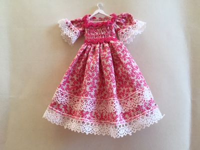 Robe brodée smocks sur ceintre