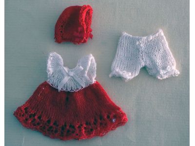 Ensemble trois pieces  en tricot pour petite fille