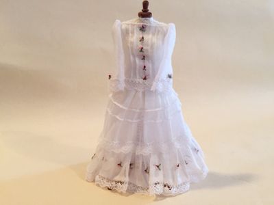 Romantic dress on mannequin - 1/12th