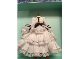 Robe a frou frou blanche et noire, sur mannequin