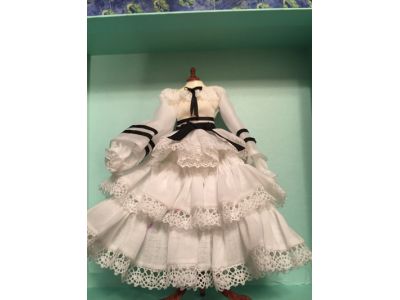 Robe a frou frou blanche et noire, sur mannequin