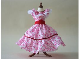 Robe d'enfant sur mannequin