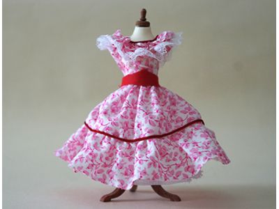 Robe d'enfant sur mannequin